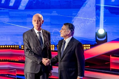 11 octobre 2019 : en ce dernier jour de campagne officielle les candidats au second tour de la présidentielle, Kaïs Saïed et Nabil Karoui, se sont affrontés lors d’un débat télévisé. Un exercice nouveau pour la démocratie tunisienne. Les indécis sont encore nombreux en Tunisie. Ce débat, le cinquième institué ces dernières semaines à l’initiative de l’organisation Munathara, sur la chaîne nationale Wataniya (après ceux du premier tour et celui des législatives), risque d’être déterminant pour le scrutin présidentiel de ce dimanche 13 octobre. Des échanges entre candidatsFait notable, celui-ci a été organisé in extremis, deux jours seulement après la libération de Nabil Karoui. Sous la supervision de deux journalistes, les grandes thématiques ont été abordées : de leur conception de la sécurité, aux affaires publiques en passant par la diplomatie et les prérogatives présidentielles. Ils n’ont eu que quelques minutes pour développer leur vision et son application, avec plus ou moins de concret. Fait nouveau : l’introduction d’espaces de débat entre les deux concurrents.