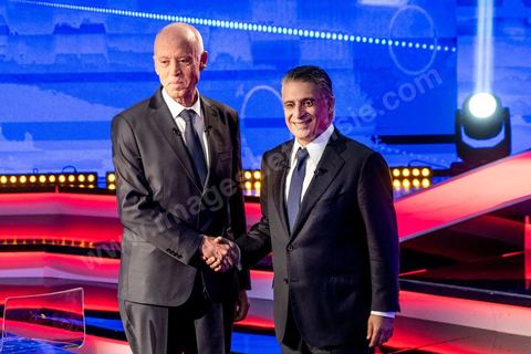 11 octobre 2019 : en ce dernier jour de campagne officielle les candidats au second tour de la présidentielle, Kaïs Saïed et Nabil Karoui, se sont affrontés lors d’un débat télévisé. Un exercice nouveau pour la démocratie tunisienne. Les indécis sont encore nombreux en Tunisie. Ce débat, le cinquième institué ces dernières semaines à l’initiative de l’organisation Munathara, sur la chaîne nationale Wataniya (après ceux du premier tour et celui des législatives), risque d’être déterminant pour le scrutin présidentiel de ce dimanche 13 octobre. Des échanges entre candidatsFait notable, celui-ci a été organisé in extremis, deux jours seulement après la libération de Nabil Karoui. Sous la supervision de deux journalistes, les grandes thématiques ont été abordées : de leur conception de la sécurité, aux affaires publiques en passant par la diplomatie et les prérogatives présidentielles. Ils n’ont eu que quelques minutes pour développer leur vision et son application, avec plus ou moins de concret. Fait nouveau : l’introduction d’espaces de débat entre les deux concurrents.