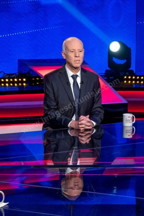 11 octobre 2019 : en ce dernier jour de campagne officielle les candidats au second tour de la présidentielle, Kaïs Saïed et Nabil Karoui, se sont affrontés lors d’un débat télévisé. Un exercice nouveau pour la démocratie tunisienne. Les indécis sont encore nombreux en Tunisie. Ce débat, le cinquième institué ces dernières semaines à l’initiative de l’organisation Munathara, sur la chaîne nationale Wataniya (après ceux du premier tour et celui des législatives), risque d’être déterminant pour le scrutin présidentiel de ce dimanche 13 octobre. Des échanges entre candidatsFait notable, celui-ci a été organisé in extremis, deux jours seulement après la libération de Nabil Karoui. Sous la supervision de deux journalistes, les grandes thématiques ont été abordées : de leur conception de la sécurité, aux affaires publiques en passant par la diplomatie et les prérogatives présidentielles. Ils n’ont eu que quelques minutes pour développer leur vision et son application, avec plus ou moins de concret. Fait nouveau : l’introduction d’espaces de débat entre les deux concurrents.