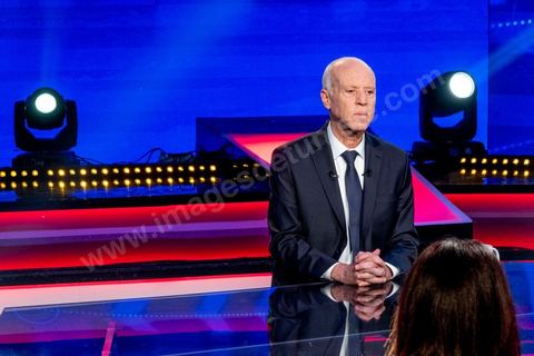 11 octobre 2019 : en ce dernier jour de campagne officielle les candidats au second tour de la présidentielle, Kaïs Saïed et Nabil Karoui, se sont affrontés lors d’un débat télévisé. Un exercice nouveau pour la démocratie tunisienne. Les indécis sont encore nombreux en Tunisie. Ce débat, le cinquième institué ces dernières semaines à l’initiative de l’organisation Munathara, sur la chaîne nationale Wataniya (après ceux du premier tour et celui des législatives), risque d’être déterminant pour le scrutin présidentiel de ce dimanche 13 octobre. Des échanges entre candidatsFait notable, celui-ci a été organisé in extremis, deux jours seulement après la libération de Nabil Karoui. Sous la supervision de deux journalistes, les grandes thématiques ont été abordées : de leur conception de la sécurité, aux affaires publiques en passant par la diplomatie et les prérogatives présidentielles. Ils n’ont eu que quelques minutes pour développer leur vision et son application, avec plus ou moins de concret. Fait nouveau : l’introduction d’espaces de débat entre les deux concurrents.