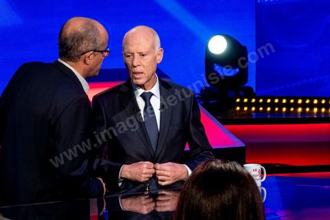 11 octobre 2019 : en ce dernier jour de campagne officielle les candidats au second tour de la présidentielle, Kaïs Saïed et Nabil Karoui, se sont affrontés lors d’un débat télévisé. Un exercice nouveau pour la démocratie tunisienne. Les indécis sont encore nombreux en Tunisie. Ce débat, le cinquième institué ces dernières semaines à l’initiative de l’organisation Munathara, sur la chaîne nationale Wataniya (après ceux du premier tour et celui des législatives), risque d’être déterminant pour le scrutin présidentiel de ce dimanche 13 octobre. Des échanges entre candidatsFait notable, celui-ci a été organisé in extremis, deux jours seulement après la libération de Nabil Karoui. Sous la supervision de deux journalistes, les grandes thématiques ont été abordées : de leur conception de la sécurité, aux affaires publiques en passant par la diplomatie et les prérogatives présidentielles. Ils n’ont eu que quelques minutes pour développer leur vision et son application, avec plus ou moins de concret. Fait nouveau : l’introduction d’espaces de débat entre les deux concurrents.