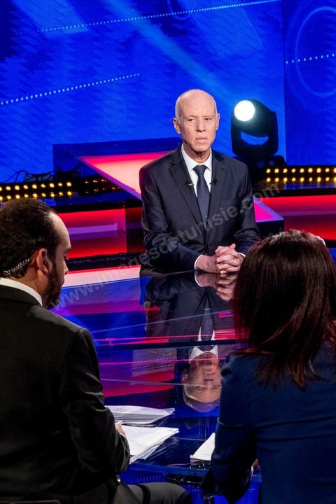11 octobre 2019 : en ce dernier jour de campagne officielle les candidats au second tour de la présidentielle, Kaïs Saïed et Nabil Karoui, se sont affrontés lors d’un débat télévisé. Un exercice nouveau pour la démocratie tunisienne. Les indécis sont encore nombreux en Tunisie. Ce débat, le cinquième institué ces dernières semaines à l’initiative de l’organisation Munathara, sur la chaîne nationale Wataniya (après ceux du premier tour et celui des législatives), risque d’être déterminant pour le scrutin présidentiel de ce dimanche 13 octobre. Des échanges entre candidatsFait notable, celui-ci a été organisé in extremis, deux jours seulement après la libération de Nabil Karoui. Sous la supervision de deux journalistes, les grandes thématiques ont été abordées : de leur conception de la sécurité, aux affaires publiques en passant par la diplomatie et les prérogatives présidentielles. Ils n’ont eu que quelques minutes pour développer leur vision et son application, avec plus ou moins de concret. Fait nouveau : l’introduction d’espaces de débat entre les deux concurrents.