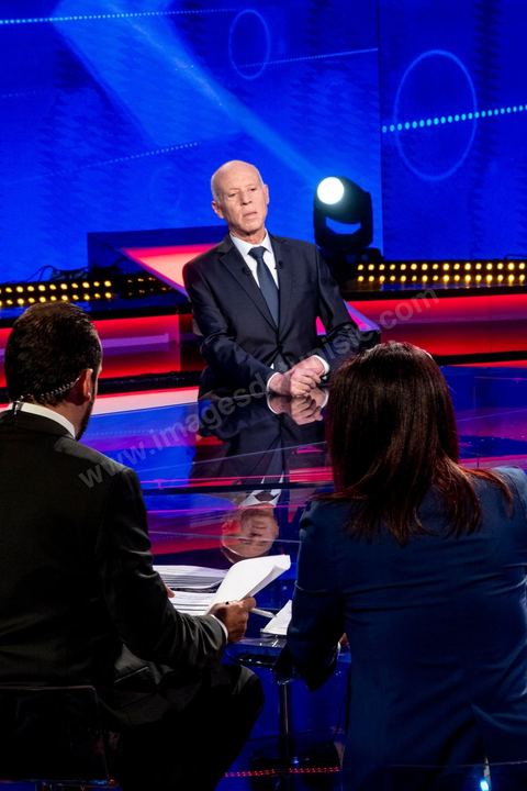 11 octobre 2019 : en ce dernier jour de campagne officielle les candidats au second tour de la présidentielle, Kaïs Saïed et Nabil Karoui, se sont affrontés lors d’un débat télévisé. Un exercice nouveau pour la démocratie tunisienne. Les indécis sont encore nombreux en Tunisie. Ce débat, le cinquième institué ces dernières semaines à l’initiative de l’organisation Munathara, sur la chaîne nationale Wataniya (après ceux du premier tour et celui des législatives), risque d’être déterminant pour le scrutin présidentiel de ce dimanche 13 octobre. Des échanges entre candidatsFait notable, celui-ci a été organisé in extremis, deux jours seulement après la libération de Nabil Karoui. Sous la supervision de deux journalistes, les grandes thématiques ont été abordées : de leur conception de la sécurité, aux affaires publiques en passant par la diplomatie et les prérogatives présidentielles. Ils n’ont eu que quelques minutes pour développer leur vision et son application, avec plus ou moins de concret. Fait nouveau : l’introduction d’espaces de débat entre les deux concurrents.