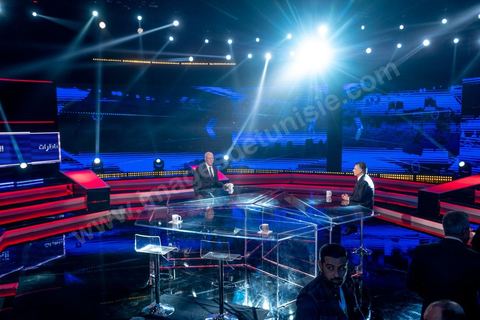 11 octobre 2019 : en ce dernier jour de campagne officielle les candidats au second tour de la présidentielle, Kaïs Saïed et Nabil Karoui, se sont affrontés lors d’un débat télévisé. Un exercice nouveau pour la démocratie tunisienne. Les indécis sont encore nombreux en Tunisie. Ce débat, le cinquième institué ces dernières semaines à l’initiative de l’organisation Munathara, sur la chaîne nationale Wataniya (après ceux du premier tour et celui des législatives), risque d’être déterminant pour le scrutin présidentiel de ce dimanche 13 octobre. Des échanges entre candidatsFait notable, celui-ci a été organisé in extremis, deux jours seulement après la libération de Nabil Karoui. Sous la supervision de deux journalistes, les grandes thématiques ont été abordées : de leur conception de la sécurité, aux affaires publiques en passant par la diplomatie et les prérogatives présidentielles. Ils n’ont eu que quelques minutes pour développer leur vision et son application, avec plus ou moins de concret. Fait nouveau : l’introduction d’espaces de débat entre les deux concurrents.