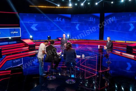 October 11, 2019: On this final day of the official campaign, the candidates in the second round of the presidential election, Kaïs Saïed and Nabil Karoui, faced off in a televised debate—a new development for Tunisian democracy. There are still many undecided voters in Tunisia. This debate—the fifth organized in recent weeks by the Munathara organization on the national channel Wataniya (following those for the first round and the legislative elections)—is likely to be decisive for the presidential election this Sunday, October 13. Exchanges Between Candidates
Notably, this debate was organized at the last minute, just two days after Nabil Karoui’s release. Under the supervision of two journalists, the candidates addressed major issues ranging from their views on security and public affairs to diplomacy and presidential powers. They had only a few minutes to outline their visions and how they would implement them, with varying degrees of specificity. A new development: the inclusion of segments for debate between the two candidates.