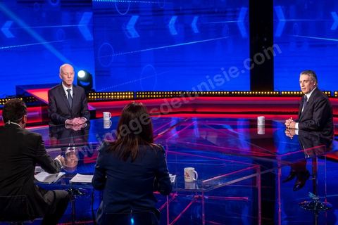 October 11, 2019: On this final day of the official campaign, the candidates in the second round of the presidential election, Kaïs Saïed and Nabil Karoui, faced off in a televised debate—a new development for Tunisian democracy. There are still many undecided voters in Tunisia. This debate—the fifth organized in recent weeks by the Munathara organization on the national channel Wataniya (following those for the first round and the legislative elections)—is likely to be decisive for the presidential election this Sunday, October 13. Exchanges Between Candidates
Notably, this debate was organized at the last minute, just two days after Nabil Karoui’s release. Under the supervision of two journalists, the candidates addressed major issues ranging from their views on security and public affairs to diplomacy and presidential powers. They had only a few minutes to outline their visions and how they would implement them, with varying degrees of specificity. A new development: the inclusion of segments for debate between the two candidates.
