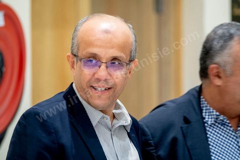 October 11, 2019: Naoufel Saied, brother of Kasi Saied. On this final day of the official campaign, the candidates in the second round of the presidential election, Kaïs Saïed and Nabil Karoui, faced off in a televised debate. This marked a new chapter for Tunisian democracy. There are still many undecided voters in Tunisia. This debate—the fifth organized in recent weeks by the Munathara organization on the national channel Wataniya (following those for the first round and the legislative elections)—is likely to be decisive for the presidential election this Sunday, October 13. Exchanges Between the Candidates
Notably, this debate was organized at the last minute, just two days after Nabil Karoui’s release. Under the supervision of two journalists, the candidates addressed major issues ranging from their views on security and public affairs to diplomacy and presidential powers. They had only a few minutes to outline their vision and how they would implement it, with varying degrees of specificity. A new development: the inclusion of segments for debate between the two candidates.