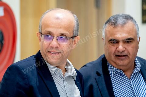 October 11, 2019: Naoufel Saied, brother of Kasi Saied. On this final day of the official campaign, the candidates in the second round of the presidential election, Kaïs Saïed and Nabil Karoui, faced off in a televised debate. This marked a new chapter for Tunisian democracy. There are still many undecided voters in Tunisia. This debate—the fifth organized in recent weeks by the Munathara organization on the national channel Wataniya (following those for the first round and the legislative elections)—is likely to be decisive for the presidential election this Sunday, October 13. Exchanges Between the Candidates
Notably, this debate was organized at the last minute, just two days after Nabil Karoui’s release. Under the supervision of two journalists, the candidates addressed major issues ranging from their views on security and public affairs to diplomacy and presidential powers. They had only a few minutes to outline their vision and how they would implement it, with varying degrees of specificity. A new development: the inclusion of segments for debate between the two candidates.