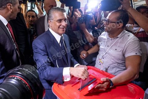 13 octobre 2019 : Nabil Karoui, accompagné de sa femme Salwa Smaoui, vote ce dimanche pour la première fois cette année suite à sa libération de prison il y a 4 jours. La Tunisie vote aujourd'hui pour le second tour des élections présidentielles, les électeurs doivent choisr entre Nabil Karoui, président du parti Qalb Tounes "Au coeur de la Tunisie" sorti de prison il y a 4 jours, et Kais Saied, candidat indépendant et atypique. La participation à 12h est de 17,6% soit un point de plus qu'au premier tour, la mobilisation des jeunes semble plus forte aujourd'hui. 