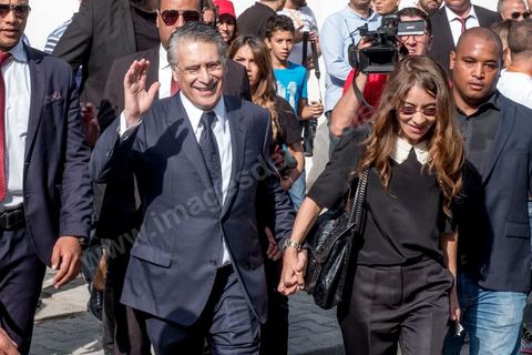13 octobre 2019 : Nabil Karoui, accompagné de sa femme Salwa Smaoui, vote ce dimanche pour la première fois cette année suite à sa libération de prison il y a 4 jours. La Tunisie vote aujourd'hui pour le second tour des élections présidentielles, les électeurs doivent choisr entre Nabil Karoui, président du parti Qalb Tounes "Au coeur de la Tunisie" sorti de prison il y a 4 jours, et Kais Saied, candidat indépendant et atypique. La participation à 12h est de 17,6% soit un point de plus qu'au premier tour, la mobilisation des jeunes semble plus forte aujourd'hui. 