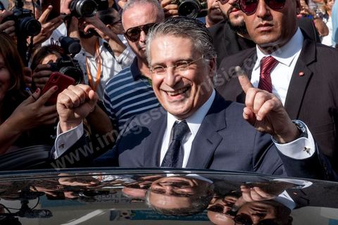13 octobre 2019 : Nabil Karoui, accompagné de sa femme Salwa Smaoui, vote ce dimanche pour la première fois cette année suite à sa libération de prison il y a 4 jours. La Tunisie vote aujourd'hui pour le second tour des élections présidentielles, les électeurs doivent choisr entre Nabil Karoui, président du parti Qalb Tounes "Au coeur de la Tunisie" sorti de prison il y a 4 jours, et Kais Saied, candidat indépendant et atypique. La participation à 12h est de 17,6% soit un point de plus qu'au premier tour, la mobilisation des jeunes semble plus forte aujourd'hui. 