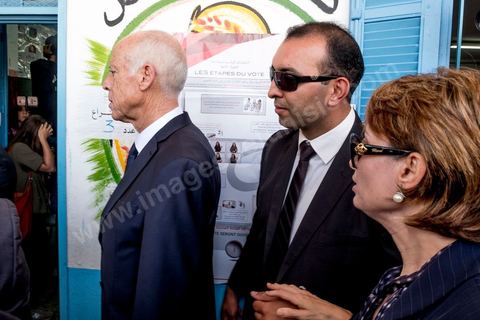 13 octobre 2019 : Vote de Kais Saeid, candidat surprise arrivé en tête au 1er tour, et de sa femme à Tunis. La Tunisie vote aujourd'hui pour le second tour des élections présidentielles, les électeurs doivent choisir entre Nabil Karoui, président du parti Qalb Tounes "Au coeur de la Tunisie" sorti de prison il y a 4 jours, et Kais Saied, candidat indépendant et atypique. La participation à 12h est de 17,6% soit un point de plus qu'au premier tour, la mobilisation des jeunes semble plus forte aujourd'hui. 