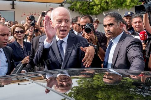 13 octobre 2019 : Vote de Kais Saeid, candidat surprise arrivé en tête au 1er tour, et de sa femme à Tunis. La Tunisie vote aujourd'hui pour le second tour des élections présidentielles, les électeurs doivent choisir entre Nabil Karoui, président du parti Qalb Tounes "Au coeur de la Tunisie" sorti de prison il y a 4 jours, et Kais Saied, candidat indépendant et atypique. La participation à 12h est de 17,6% soit un point de plus qu'au premier tour, la mobilisation des jeunes semble plus forte aujourd'hui. 