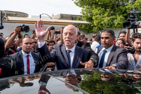 13 octobre 2019 : Vote de Kais Saeid, candidat surprise arrivé en tête au 1er tour, et de sa femme à Tunis. La Tunisie vote aujourd'hui pour le second tour des élections présidentielles, les électeurs doivent choisir entre Nabil Karoui, président du parti Qalb Tounes "Au coeur de la Tunisie" sorti de prison il y a 4 jours, et Kais Saied, candidat indépendant et atypique. La participation à 12h est de 17,6% soit un point de plus qu'au premier tour, la mobilisation des jeunes semble plus forte aujourd'hui. 