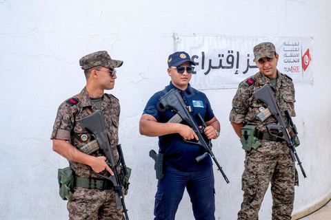 13 octobre 2019 : la Tunisie vote aujourd'hui pour le second tour des élections présidentielles, les électeurs doivent choisir entre Nabil Karoui, président du parti Qalb Tounes "Au coeur de la Tunisie" sorti de prison il y a 4 jours, et Kais Saied, candidat indépendant et atypique. La participation à 12h est de 17,6% soit un point de plus qu'au premier tour, la mobilisation des jeunes semble plus forte aujourd'hui. 