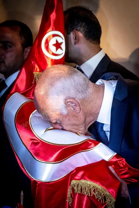 13 octobre 2019 : après l'annonce à  20h de la victoire incontestable, par les instituts de sondage, Kais Saied est vainqueur des présidentielles avec un score autour de 75% et une participation exceptionnelle de près de 58%, le nouveau président plébicité par le peuple tient une conférence de presse dans un hotel du centre ville de Tunis. Très ému, il s’est engagé à consacrer la primauté de la loi et son application à tous. " l’Etat reste debout avec sa législation et ses engagements internationaux. Notre relation à l’intérieur sera fondée sur la confiance et la responsabilité…Nous œuvrons à rétablir la confiance entre les dirigeants et le peuple dans le cadre de la Constitution " .