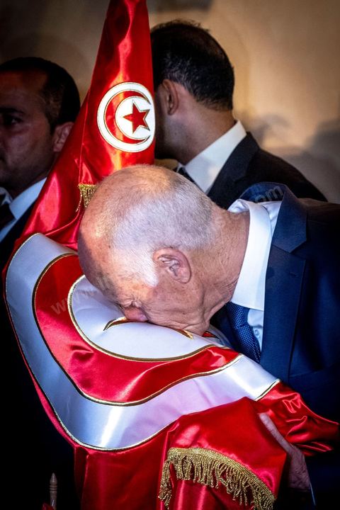 13 octobre 2019 : après l'annonce à  20h de la victoire incontestable, par les instituts de sondage, Kais Saied est vainqueur des présidentielles avec un score autour de 75% et une participation exceptionnelle de près de 58%, le nouveau président plébicité par le peuple tient une conférence de presse dans un hotel du centre ville de Tunis. Très ému, il s’est engagé à consacrer la primauté de la loi et son application à tous. " l’Etat reste debout avec sa législation et ses engagements internationaux. Notre relation à l’intérieur sera fondée sur la confiance et la responsabilité…Nous œuvrons à rétablir la confiance entre les dirigeants et le peuple dans le cadre de la Constitution " .