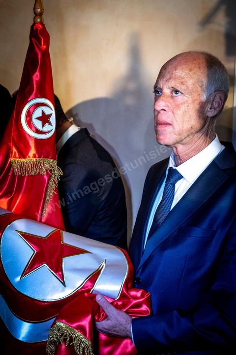 13 octobre 2019 : après l'annonce à  20h de la victoire incontestable, par les instituts de sondage, Kais Saied est vainqueur des présidentielles avec un score autour de 75% et une participation exceptionnelle de près de 58%, le nouveau président plébicité par le peuple tient une conférence de presse dans un hotel du centre ville de Tunis. Très ému, il s’est engagé à consacrer la primauté de la loi et son application à tous. " l’Etat reste debout avec sa législation et ses engagements internationaux. Notre relation à l’intérieur sera fondée sur la confiance et la responsabilité…Nous œuvrons à rétablir la confiance entre les dirigeants et le peuple dans le cadre de la Constitution " .