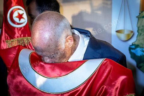 13 octobre 2019 : après l'annonce à  20h de la victoire incontestable, par les instituts de sondage, Kais Saied est vainqueur des présidentielles avec un score autour de 75% et une participation exceptionnelle de près de 58%, le nouveau président plébicité par le peuple tient une conférence de presse dans un hotel du centre ville de Tunis. Très ému, il s’est engagé à consacrer la primauté de la loi et son application à tous. " l’Etat reste debout avec sa législation et ses engagements internationaux. Notre relation à l’intérieur sera fondée sur la confiance et la responsabilité…Nous œuvrons à rétablir la confiance entre les dirigeants et le peuple dans le cadre de la Constitution " .