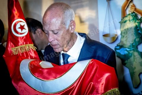 13 octobre 2019 : après l'annonce à  20h de la victoire incontestable, par les instituts de sondage, Kais Saied est vainqueur des présidentielles avec un score autour de 75% et une participation exceptionnelle de près de 58%, le nouveau président plébicité par le peuple tient une conférence de presse dans un hotel du centre ville de Tunis. Très ému, il s’est engagé à consacrer la primauté de la loi et son application à tous. " l’Etat reste debout avec sa législation et ses engagements internationaux. Notre relation à l’intérieur sera fondée sur la confiance et la responsabilité…Nous œuvrons à rétablir la confiance entre les dirigeants et le peuple dans le cadre de la Constitution " .