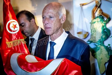 13 octobre 2019 : après l'annonce à  20h de la victoire incontestable, par les instituts de sondage, Kais Saied est vainqueur des présidentielles avec un score autour de 75% et une participation exceptionnelle de près de 58%, le nouveau président plébicité par le peuple tient une conférence de presse dans un hotel du centre ville de Tunis. Très ému, il s’est engagé à consacrer la primauté de la loi et son application à tous. " l’Etat reste debout avec sa législation et ses engagements internationaux. Notre relation à l’intérieur sera fondée sur la confiance et la responsabilité…Nous œuvrons à rétablir la confiance entre les dirigeants et le peuple dans le cadre de la Constitution " .