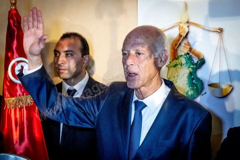 13 octobre 2019 : après l'annonce à  20h de la victoire incontestable, par les instituts de sondage, Kais Saied est vainqueur des présidentielles avec un score autour de 75% et une participation exceptionnelle de près de 58%, le nouveau président plébicité par le peuple tient une conférence de presse dans un hotel du centre ville de Tunis. Très ému, il s’est engagé à consacrer la primauté de la loi et son application à tous. " l’Etat reste debout avec sa législation et ses engagements internationaux. Notre relation à l’intérieur sera fondée sur la confiance et la responsabilité…Nous œuvrons à rétablir la confiance entre les dirigeants et le peuple dans le cadre de la Constitution " .