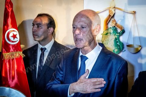 13 octobre 2019 : après l'annonce à  20h de la victoire incontestable, par les instituts de sondage, Kais Saied est vainqueur des présidentielles avec un score autour de 75% et une participation exceptionnelle de près de 58%, le nouveau président plébicité par le peuple tient une conférence de presse dans un hotel du centre ville de Tunis. Très ému, il s’est engagé à consacrer la primauté de la loi et son application à tous. " l’Etat reste debout avec sa législation et ses engagements internationaux. Notre relation à l’intérieur sera fondée sur la confiance et la responsabilité…Nous œuvrons à rétablir la confiance entre les dirigeants et le peuple dans le cadre de la Constitution " .