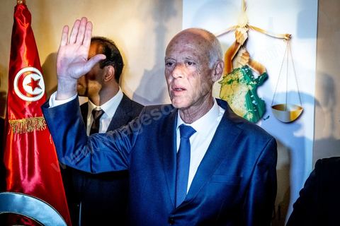 13 octobre 2019 : après l'annonce à  20h de la victoire incontestable, par les instituts de sondage, Kais Saied est vainqueur des présidentielles avec un score autour de 75% et une participation exceptionnelle de près de 58%, le nouveau président plébicité par le peuple tient une conférence de presse dans un hotel du centre ville de Tunis. Très ému, il s’est engagé à consacrer la primauté de la loi et son application à tous. " l’Etat reste debout avec sa législation et ses engagements internationaux. Notre relation à l’intérieur sera fondée sur la confiance et la responsabilité…Nous œuvrons à rétablir la confiance entre les dirigeants et le peuple dans le cadre de la Constitution " .