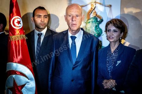 13 octobre 2019 : après l'annonce à  20h de la victoire incontestable, par les instituts de sondage, Kais Saied est vainqueur des présidentielles avec un score autour de 75% et une participation exceptionnelle de près de 58%, le nouveau président plébicité par le peuple tient une conférence de presse dans un hotel du centre ville de Tunis. Très ému, il s’est engagé à consacrer la primauté de la loi et son application à tous. " l’Etat reste debout avec sa législation et ses engagements internationaux. Notre relation à l’intérieur sera fondée sur la confiance et la responsabilité…Nous œuvrons à rétablir la confiance entre les dirigeants et le peuple dans le cadre de la Constitution " .