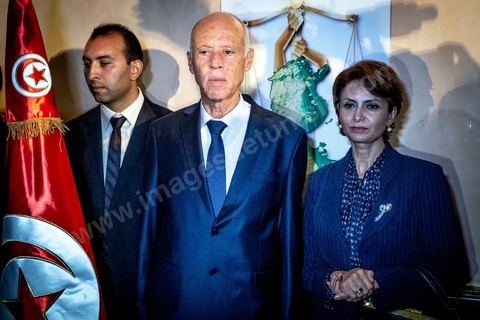 13 octobre 2019 : après l'annonce à  20h de la victoire incontestable, par les instituts de sondage, Kais Saied est vainqueur des présidentielles avec un score autour de 75% et une participation exceptionnelle de près de 58%, le nouveau président plébicité par le peuple tient une conférence de presse dans un hotel du centre ville de Tunis. Très ému, il s’est engagé à consacrer la primauté de la loi et son application à tous. " l’Etat reste debout avec sa législation et ses engagements internationaux. Notre relation à l’intérieur sera fondée sur la confiance et la responsabilité…Nous œuvrons à rétablir la confiance entre les dirigeants et le peuple dans le cadre de la Constitution " .