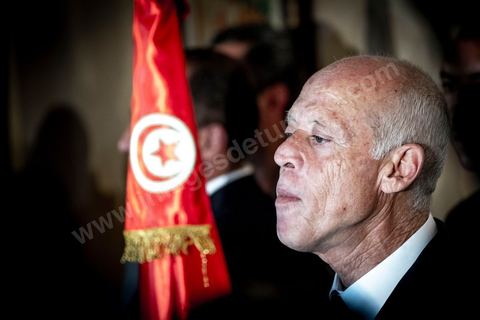 13 octobre 2019 : après l'annonce à  20h de la victoire incontestable, par les instituts de sondage, Kais Saied est vainqueur des présidentielles avec un score autour de 75% et une participation exceptionnelle de près de 58%, le nouveau président plébicité par le peuple tient une conférence de presse dans un hotel du centre ville de Tunis. Très ému, il s’est engagé à consacrer la primauté de la loi et son application à tous. " l’Etat reste debout avec sa législation et ses engagements internationaux. Notre relation à l’intérieur sera fondée sur la confiance et la responsabilité…Nous œuvrons à rétablir la confiance entre les dirigeants et le peuple dans le cadre de la Constitution " .