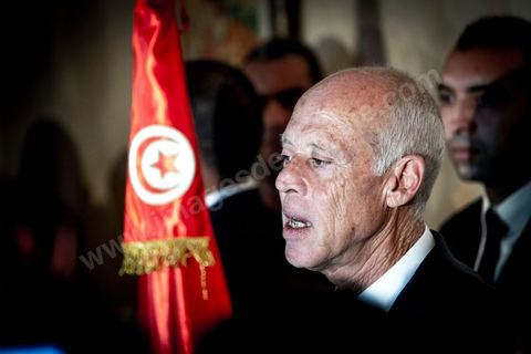 13 octobre 2019 : après l'annonce à  20h de la victoire incontestable, par les instituts de sondage, Kais Saied est vainqueur des présidentielles avec un score autour de 75% et une participation exceptionnelle de près de 58%, le nouveau président plébicité par le peuple tient une conférence de presse dans un hotel du centre ville de Tunis. Très ému, il s’est engagé à consacrer la primauté de la loi et son application à tous. " l’Etat reste debout avec sa législation et ses engagements internationaux. Notre relation à l’intérieur sera fondée sur la confiance et la responsabilité…Nous œuvrons à rétablir la confiance entre les dirigeants et le peuple dans le cadre de la Constitution " .