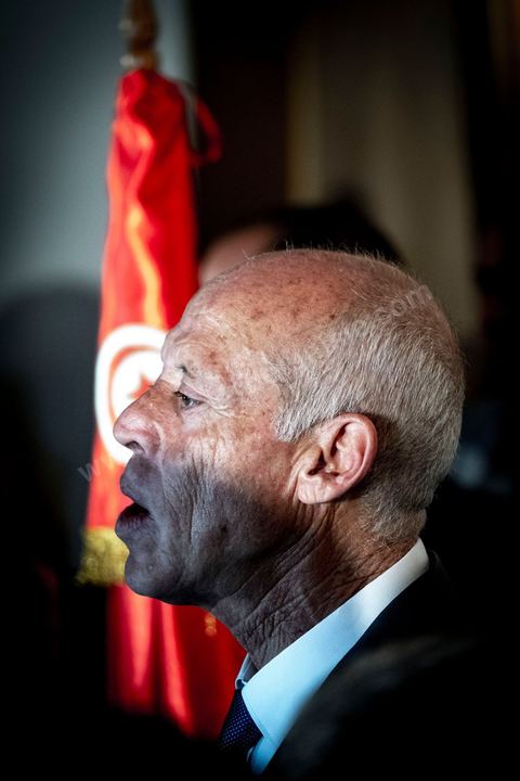 13 octobre 2019 : après l'annonce à  20h de la victoire incontestable, par les instituts de sondage, Kais Saied est vainqueur des présidentielles avec un score autour de 75% et une participation exceptionnelle de près de 58%, le nouveau président plébicité par le peuple tient une conférence de presse dans un hotel du centre ville de Tunis. Très ému, il s’est engagé à consacrer la primauté de la loi et son application à tous. " l’Etat reste debout avec sa législation et ses engagements internationaux. Notre relation à l’intérieur sera fondée sur la confiance et la responsabilité…Nous œuvrons à rétablir la confiance entre les dirigeants et le peuple dans le cadre de la Constitution " .