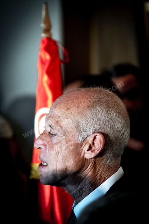 13 octobre 2019 : après l'annonce à  20h de la victoire incontestable, par les instituts de sondage, Kais Saied est vainqueur des présidentielles avec un score autour de 75% et une participation exceptionnelle de près de 58%, le nouveau président plébicité par le peuple tient une conférence de presse dans un hotel du centre ville de Tunis. Très ému, il s’est engagé à consacrer la primauté de la loi et son application à tous. " l’Etat reste debout avec sa législation et ses engagements internationaux. Notre relation à l’intérieur sera fondée sur la confiance et la responsabilité…Nous œuvrons à rétablir la confiance entre les dirigeants et le peuple dans le cadre de la Constitution " .