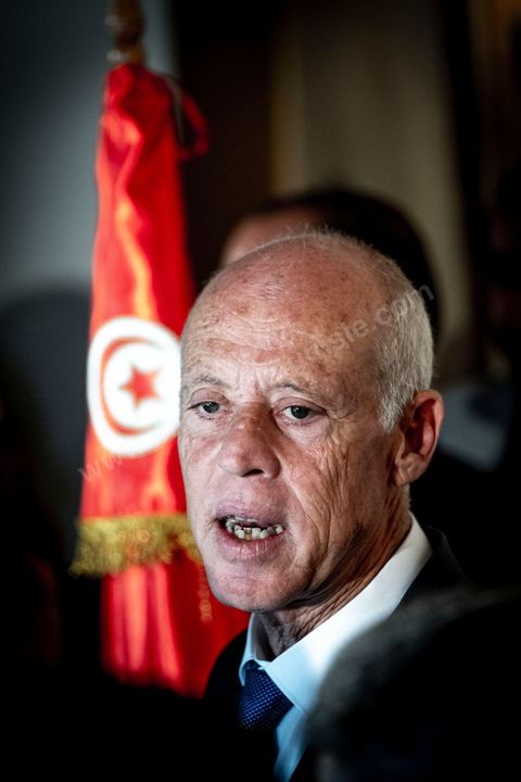13 octobre 2019 : après l'annonce à  20h de la victoire incontestable, par les instituts de sondage, Kais Saied est vainqueur des présidentielles avec un score autour de 75% et une participation exceptionnelle de près de 58%, le nouveau président plébicité par le peuple tient une conférence de presse dans un hotel du centre ville de Tunis. Très ému, il s’est engagé à consacrer la primauté de la loi et son application à tous. " l’Etat reste debout avec sa législation et ses engagements internationaux. Notre relation à l’intérieur sera fondée sur la confiance et la responsabilité…Nous œuvrons à rétablir la confiance entre les dirigeants et le peuple dans le cadre de la Constitution " .