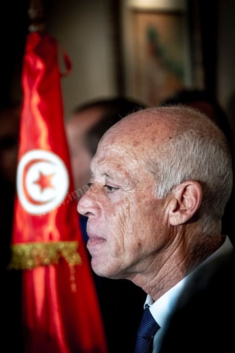 13 octobre 2019 : après l'annonce à  20h de la victoire incontestable, par les instituts de sondage, Kais Saied est vainqueur des présidentielles avec un score autour de 75% et une participation exceptionnelle de près de 58%, le nouveau président plébicité par le peuple tient une conférence de presse dans un hotel du centre ville de Tunis. Très ému, il s’est engagé à consacrer la primauté de la loi et son application à tous. " l’Etat reste debout avec sa législation et ses engagements internationaux. Notre relation à l’intérieur sera fondée sur la confiance et la responsabilité…Nous œuvrons à rétablir la confiance entre les dirigeants et le peuple dans le cadre de la Constitution " .
