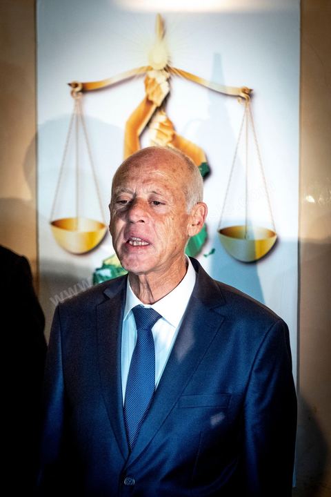 13 octobre 2019 : après l'annonce à  20h de la victoire incontestable, par les instituts de sondage, Kais Saied est vainqueur des présidentielles avec un score autour de 75% et une participation exceptionnelle de près de 58%, le nouveau président plébicité par le peuple tient une conférence de presse dans un hotel du centre ville de Tunis. Très ému, il s’est engagé à consacrer la primauté de la loi et son application à tous. " l’Etat reste debout avec sa législation et ses engagements internationaux. Notre relation à l’intérieur sera fondée sur la confiance et la responsabilité…Nous œuvrons à rétablir la confiance entre les dirigeants et le peuple dans le cadre de la Constitution " .