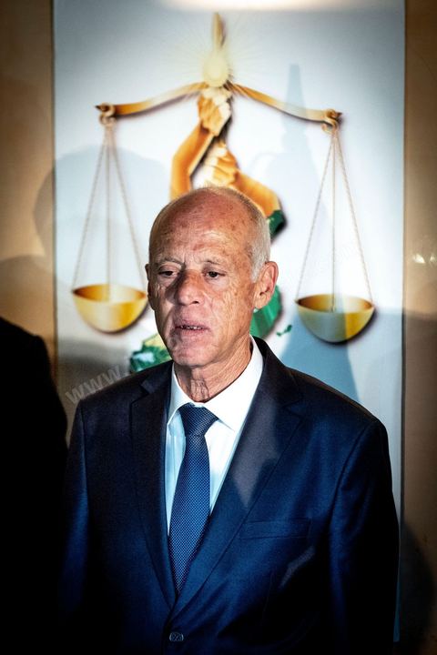 13 octobre 2019 : après l'annonce à  20h de la victoire incontestable, par les instituts de sondage, Kais Saied est vainqueur des présidentielles avec un score autour de 75% et une participation exceptionnelle de près de 58%, le nouveau président plébicité par le peuple tient une conférence de presse dans un hotel du centre ville de Tunis. Très ému, il s’est engagé à consacrer la primauté de la loi et son application à tous. " l’Etat reste debout avec sa législation et ses engagements internationaux. Notre relation à l’intérieur sera fondée sur la confiance et la responsabilité…Nous œuvrons à rétablir la confiance entre les dirigeants et le peuple dans le cadre de la Constitution " .