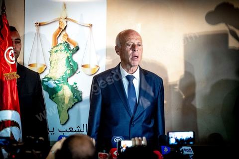 13 octobre 2019 : après l'annonce à  20h de la victoire incontestable, par les instituts de sondage, Kais Saied est vainqueur des présidentielles avec un score autour de 75% et une participation exceptionnelle de près de 58%, le nouveau président plébicité par le peuple tient une conférence de presse dans un hotel du centre ville de Tunis. Très ému, il s’est engagé à consacrer la primauté de la loi et son application à tous. " l’Etat reste debout avec sa législation et ses engagements internationaux. Notre relation à l’intérieur sera fondée sur la confiance et la responsabilité…Nous œuvrons à rétablir la confiance entre les dirigeants et le peuple dans le cadre de la Constitution " .