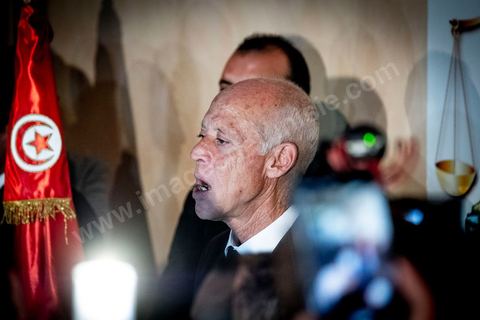 13 octobre 2019 : après l'annonce à  20h de la victoire incontestable, par les instituts de sondage, Kais Saied est vainqueur des présidentielles avec un score autour de 75% et une participation exceptionnelle de près de 58%, le nouveau président plébicité par le peuple tient une conférence de presse dans un hotel du centre ville de Tunis. Très ému, il s’est engagé à consacrer la primauté de la loi et son application à tous. " l’Etat reste debout avec sa législation et ses engagements internationaux. Notre relation à l’intérieur sera fondée sur la confiance et la responsabilité…Nous œuvrons à rétablir la confiance entre les dirigeants et le peuple dans le cadre de la Constitution " .