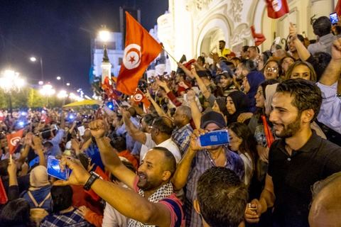13 octobre 2019 : plusierus dizaines de milliers de citoyens sont venus spontanément fêter la victoire de Kais Saied aux élections présidentielles sur l'avenue Habib Bourguiba à Tunis. Annoncée à 20h les instituts de sondage mettent le candidat Saied largement vainqueur avec près de 75% des voix. C'est une victoire du peuple face au sytéme politique, c'est la révolution du peuple par les urnes. Le rassemeblemnt très important s'est passé dasn le calme et le respect, la joie et l'espoir de citoyens de tous ages pour une nouvelle Tunisie, celle de la révolution avortée de 2011. 