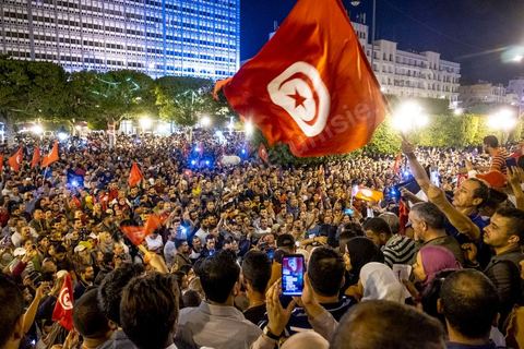 13 octobre 2019 : plusierus dizaines de milliers de citoyens sont venus spontanément fêter la victoire de Kais Saied aux élections présidentielles sur l'avenue Habib Bourguiba à Tunis. Annoncée à 20h les instituts de sondage mettent le candidat Saied largement vainqueur avec près de 75% des voix. C'est une victoire du peuple face au sytéme politique, c'est la révolution du peuple par les urnes. Le rassemeblemnt très important s'est passé dasn le calme et le respect, la joie et l'espoir de citoyens de tous ages pour une nouvelle Tunisie, celle de la révolution avortée de 2011. 