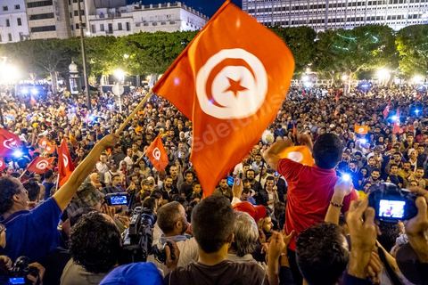 13 octobre 2019 : plusierus dizaines de milliers de citoyens sont venus spontanément fêter la victoire de Kais Saied aux élections présidentielles sur l'avenue Habib Bourguiba à Tunis. Annoncée à 20h les instituts de sondage mettent le candidat Saied largement vainqueur avec près de 75% des voix. C'est une victoire du peuple face au sytéme politique, c'est la révolution du peuple par les urnes. Le rassemeblemnt très important s'est passé dasn le calme et le respect, la joie et l'espoir de citoyens de tous ages pour une nouvelle Tunisie, celle de la révolution avortée de 2011. 
