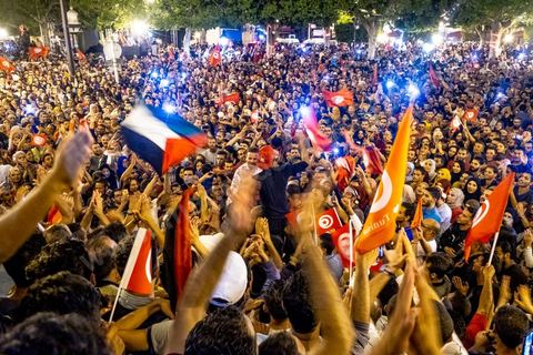 13 octobre 2019 : plusierus dizaines de milliers de citoyens sont venus spontanément fêter la victoire de Kais Saied aux élections présidentielles sur l'avenue Habib Bourguiba à Tunis. Annoncée à 20h les instituts de sondage mettent le candidat Saied largement vainqueur avec près de 75% des voix. C'est une victoire du peuple face au sytéme politique, c'est la révolution du peuple par les urnes. Le rassemeblemnt très important s'est passé dasn le calme et le respect, la joie et l'espoir de citoyens de tous ages pour une nouvelle Tunisie, celle de la révolution avortée de 2011. 