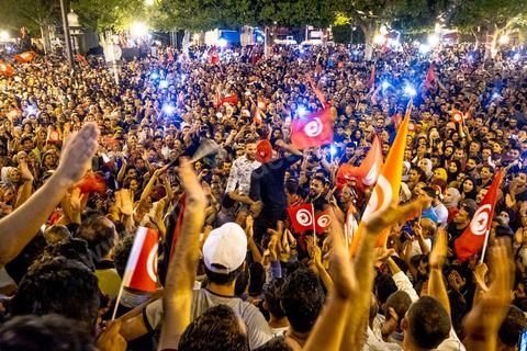 13 octobre 2019 : plusierus dizaines de milliers de citoyens sont venus spontanément fêter la victoire de Kais Saied aux élections présidentielles sur l'avenue Habib Bourguiba à Tunis. Annoncée à 20h les instituts de sondage mettent le candidat Saied largement vainqueur avec près de 75% des voix. C'est une victoire du peuple face au sytéme politique, c'est la révolution du peuple par les urnes. Le rassemeblemnt très important s'est passé dasn le calme et le respect, la joie et l'espoir de citoyens de tous ages pour une nouvelle Tunisie, celle de la révolution avortée de 2011. 