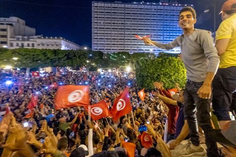 13 octobre 2019 : plusierus dizaines de milliers de citoyens sont venus spontanément fêter la victoire de Kais Saied aux élections présidentielles sur l'avenue Habib Bourguiba à Tunis. Annoncée à 20h les instituts de sondage mettent le candidat Saied largement vainqueur avec près de 75% des voix. C'est une victoire du peuple face au sytéme politique, c'est la révolution du peuple par les urnes. Le rassemeblemnt très important s'est passé dasn le calme et le respect, la joie et l'espoir de citoyens de tous ages pour une nouvelle Tunisie, celle de la révolution avortée de 2011. 