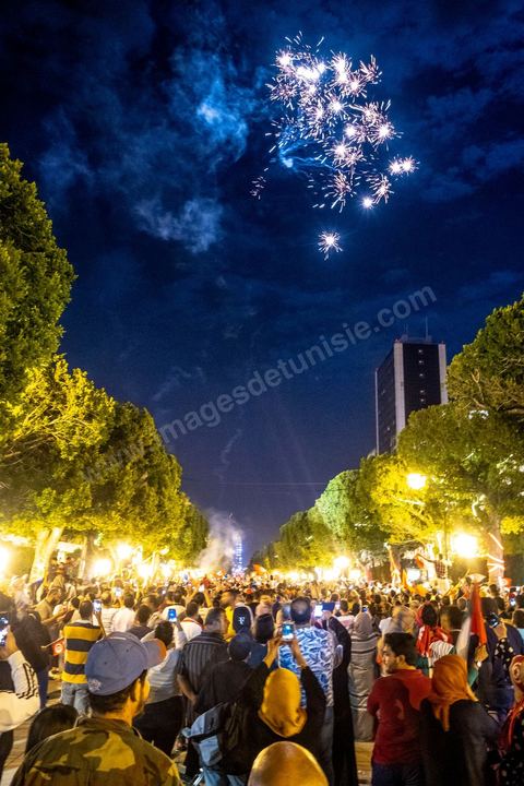 13 octobre 2019 : plusierus dizaines de milliers de citoyens sont venus spontanément fêter la victoire de Kais Saied aux élections présidentielles sur l'avenue Habib Bourguiba à Tunis. Annoncée à 20h les instituts de sondage mettent le candidat Saied largement vainqueur avec près de 75% des voix. C'est une victoire du peuple face au sytéme politique, c'est la révolution du peuple par les urnes. Le rassemeblemnt très important s'est passé dasn le calme et le respect, la joie et l'espoir de citoyens de tous ages pour une nouvelle Tunisie, celle de la révolution avortée de 2011. 