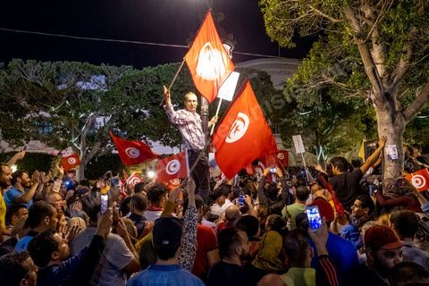13 octobre 2019 : plusierus dizaines de milliers de citoyens sont venus spontanément fêter la victoire de Kais Saied aux élections présidentielles sur l'avenue Habib Bourguiba à Tunis. Annoncée à 20h les instituts de sondage mettent le candidat Saied largement vainqueur avec près de 75% des voix. C'est une victoire du peuple face au sytéme politique, c'est la révolution du peuple par les urnes. Le rassemeblemnt très important s'est passé dasn le calme et le respect, la joie et l'espoir de citoyens de tous ages pour une nouvelle Tunisie, celle de la révolution avortée de 2011. 