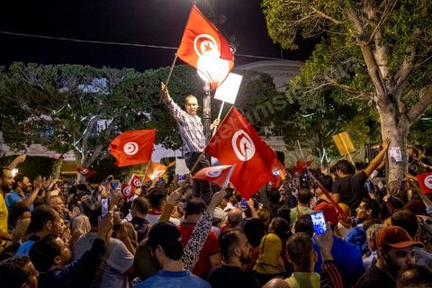 13 octobre 2019 : plusierus dizaines de milliers de citoyens sont venus spontanément fêter la victoire de Kais Saied aux élections présidentielles sur l'avenue Habib Bourguiba à Tunis. Annoncée à 20h les instituts de sondage mettent le candidat Saied largement vainqueur avec près de 75% des voix. C'est une victoire du peuple face au sytéme politique, c'est la révolution du peuple par les urnes. Le rassemeblemnt très important s'est passé dasn le calme et le respect, la joie et l'espoir de citoyens de tous ages pour une nouvelle Tunisie, celle de la révolution avortée de 2011. 