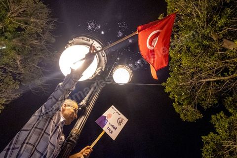 13 octobre 2019 : plusierus dizaines de milliers de citoyens sont venus spontanément fêter la victoire de Kais Saied aux élections présidentielles sur l'avenue Habib Bourguiba à Tunis. Annoncée à 20h les instituts de sondage mettent le candidat Saied largement vainqueur avec près de 75% des voix. C'est une victoire du peuple face au sytéme politique, c'est la révolution du peuple par les urnes. Le rassemeblemnt très important s'est passé dasn le calme et le respect, la joie et l'espoir de citoyens de tous ages pour une nouvelle Tunisie, celle de la révolution avortée de 2011. 